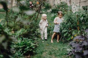 bambini controllano l'orto da parassiti